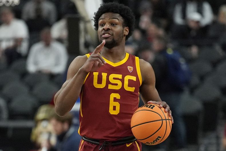 ARCHIVO - Bronny James, de la Univrsidad del Sur de California, conduce el balón en el partido del miércoles 13 de marzo de 2024, en Las Vegas (AP Foto/John Locher, archivo)
