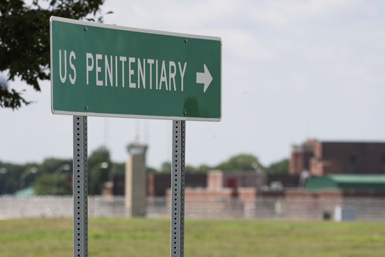 La prisión federal en Terre Haute, Indiana, el 17 de julio del 2020. (AP foto/Michael Conroy)