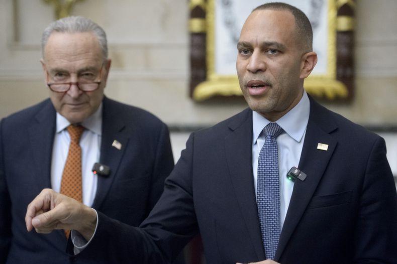 El líder de la minoría demócrata en la Cámara de Representantes Hakeem Jeffries (der) con el líder de la minoría demócrata en el Senado Chuck Schumer en el Congreso en Washington el 12 de febrero del 2025. (AP foto/Rod Lamkey, Jr.)