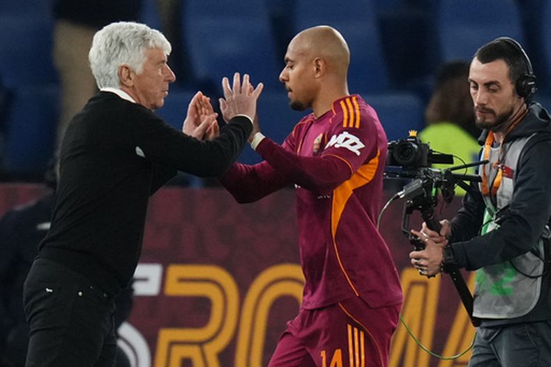 El entrenador de la Roma, Gian Piero Gasperini, da entrada a Donyell Malen durante un partido de la Serie A entre la Roma y el Pisa en Roma, Italia, el viernes 10 de abril de 2026. (Foto AP/Alessandra Tarantino)