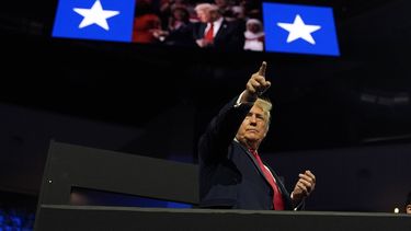 El candidato presidencial republicano, el expresidente Donald Trump, asiste a la última noche de la Convención Nacional Republicana de 2024 en el Fiserv Forum, el jueves 18 de julio de 2024, en Milwaukee. (AP Foto/Carolyn Kaster)