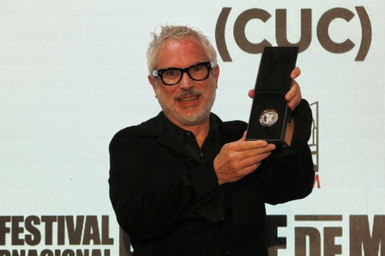 El cineasta mexicano Alfonso Cuarón posa con la medalla otorgada por la Filmoteca de la Universidad Nacional Autónoma de México —en reconocimiento a sus contribuciones al cine— durante el Festival de Cine de Morelia, en Morelia, México, el martes 20 de octubre de 2026. (Foto AP/Berenice Bautista)