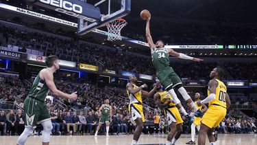 Bucks ganan 141-131 a Pacers; Antetokounmpo anota 41 puntos