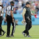 ARCHIVO - El entrenador en jefe de los Saints de Nueva Orleans, Kellen Moore, se prepara para lanzar la bandera roja de desafío durante la segunda mitad de un partido de fútbol americano de la NFL contra los Titans de Tennessee, el 28 de diciembre de 2025, en Nashville, Tennessee. (Foto AP/Stew Milne, Archivo)