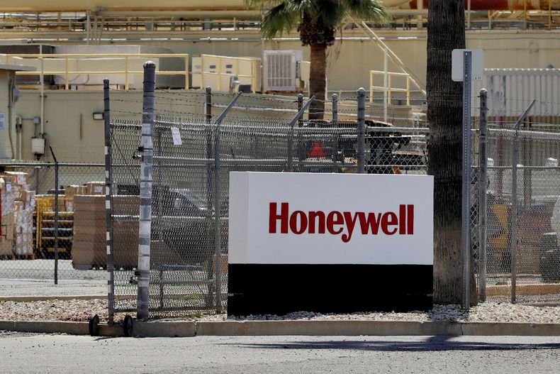 ARCHIVO - Una planta de Honeywell se ve el 4 de abril de 2020, en Phoenix. (AP Foto/Matt York, Archivo)