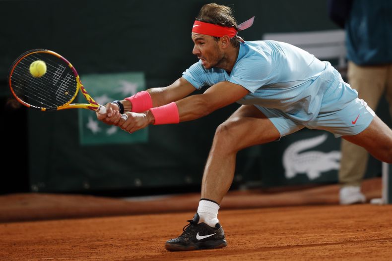 El español Rafael Nadal devuelve un tiro del italiano Jannik Sinner en los cuartos de final del Abierto de Francia, el martes 6 de octubre de 2020, en París. (AP Foto/Michel Euler, Archivo)