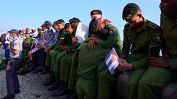 Soldados y policías descansan tras una marcha que conmemora el Día Internacional del Trabajador en la Plaza Antiimperialista José Martí de La Habana, Cuba, el 1 de mayo de 2026. (Foto AP/Ramón Espinosa)