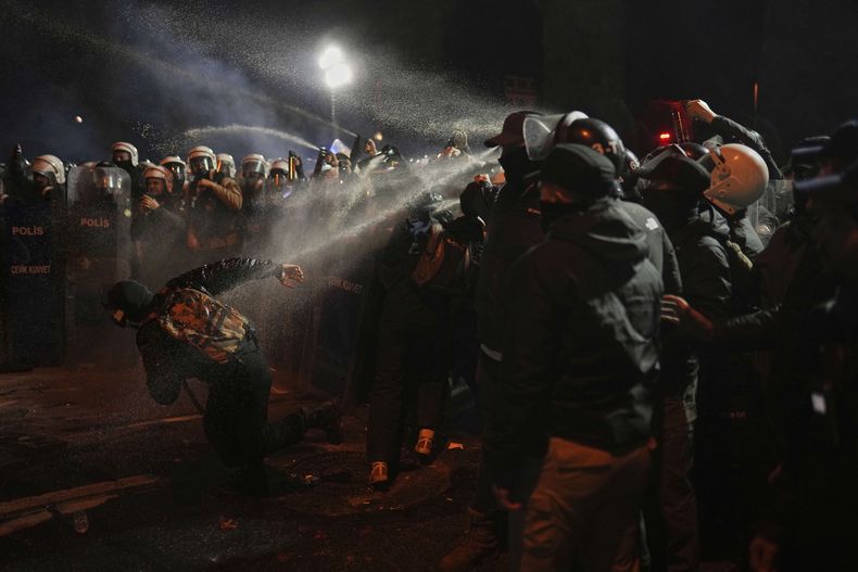 Policía antimotines utiliza aerosol lacrimógeno para reducir a un manifestante contra la detención del alcalde de Estambul, Ekrem Imamoglu, en Estambul, Turquía, el sábado 22 de marzo de 2025. (AP Foto/Francisco Seco)