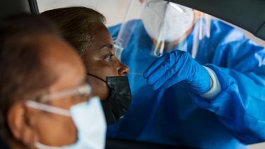 disminuye la tasa de positividad de pruebas moleculares para covid-19 en puerto rico