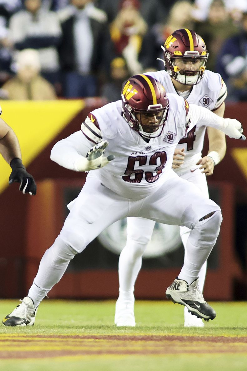 ARCHIVO- El guardia Trai Turner (53), de los Commanders de Washington, bloquea durante un partido de la NFL en contra de los Cowboys de Dallas, el domingo 8 de enero de 2023, en Landover. Los Saints de Nueva Orleans llevaron al tight end Jimmy Graham y llegaron a un acuerdo con Trai Turner. Los movimientos se registraron el jueves 25 de julio de 2023, como jugadores veteranos para reforzar al equipo. (AP Foto/Daniel Kucin Jr. Archivo)