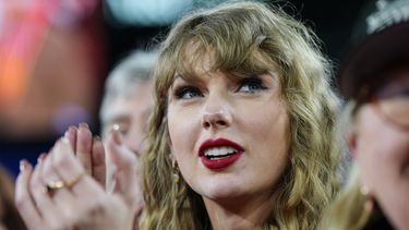 Taylor Swift observa la final de la Conferencia Americana entre los Ravens de Baltimore y los Chiefs de Kansas City, el domingo 28 de enero de 2024, en Baltimore. (AP Foto/Julio Cortez)