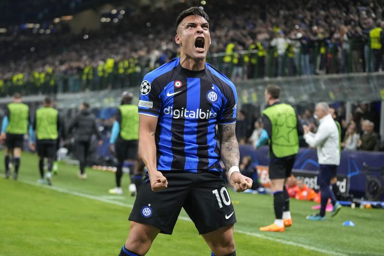 ARCHIVO - Lautaro Martínez, del Inter de Milán, celebra el segundo gol de su equipo durante los cuartos de final en el partido de vuelta de la Liga de Campeones en contra de Benfica, en el estadio San Siro, en Milán, Italia, el miércoles 19 de abril de 2023. (AP Photo/Luca Bruno, File)
