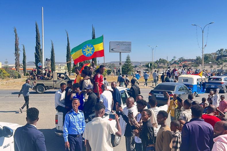 En la imagen, tomada con un teléfono inteligente, simpatizantes se reúnen para dar la bienvenida al exlíder de Tigray Getachew Reda en Mekelle, Etiopía, el domingo 11 de octubre de 2026. (AP Foto/Filmon Equar Hailu)