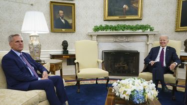 ARCHIVO - El presidente de la Cámara de Representantes, Kevin McCarthy, izquierda, escucha mientras el presidente Joe Biden habla antes de una reunión sobre el tope de endeudamiento federal, el martes 9 de mayo de 2023, en la Oficina Oval de la Casa Blanca, en Washington. (AP Foto/Evan Vucci, archivo)