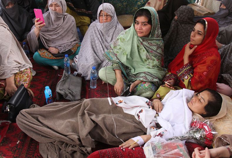 ARCHIVO — En esta imagen del 1 de mayo de 2018, la abogada paquistaní Jalila Haider, entonces en huelga de hambre, descansa en un campamento en Quetta, Pakistán. (AP Foto/Arshad Butt, Archivo)