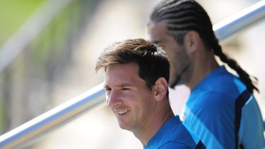 americateve | El jugador del Barcelona, Lionel Messi, izquierda, sonr&iacute;e en un entrenamiento el viernes, 16 de mayo de 2014, en San Joan Despi, Espa&ntilde;a.  (AP Photo/Manu Fernandez)