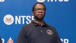 ARCHIVO - Alvin Brown, miembro de la Junta Nacional de Seguridad en el Transporte de EEUU, participa en una rueda de prensa el 27 de marzo de 2024 en Linthicum Heights, Maryland. (Foto AP/Alex Brandon, Archivo)