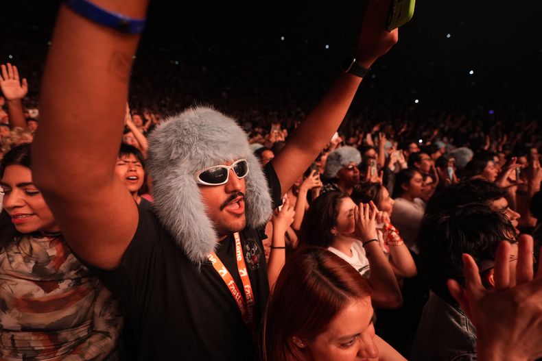 Un fan con un sombrero azul en el concierto de CA7RIEL y Paco Amoroso en la Ciudad de México, el viernes 15 de agosto de 2025. (Foto AP/Fernando Llano)