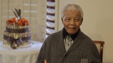 americateve | El ex presidente sudafricano Nelson Mandela celebra sus 94 a&ntilde;os, el mi&eacute;rcoles 18 de julio de 2012, en Qunu, Sud&aacute;frica. Mandela falleci&oacute; el 5 de diciembre de 2013. (Foto AP/Schalk van Zuydam, Archivo)