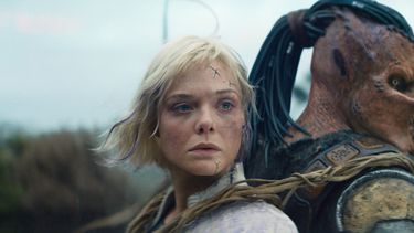 Esta imagen difundida por 20th Century Studios muestra a Thia, interpretada por Elle Fanning, a la izquierda, y Dek, interpretado por Dimitrius Schuster-Koloamatangi, en una escena de Predator: Badlands. (20th Century Studios/Disney via AP)