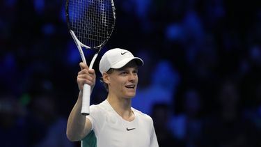 El italiano Jannik Sinner celebra tras vencer al griego Stefanos Tsitsipas en el primer duelo de las Finales de la ATP en Pala Alpitour, Turin, Italia el domingo 12 de noviembre del 2023. (AP Foto/Antonio Calanni)