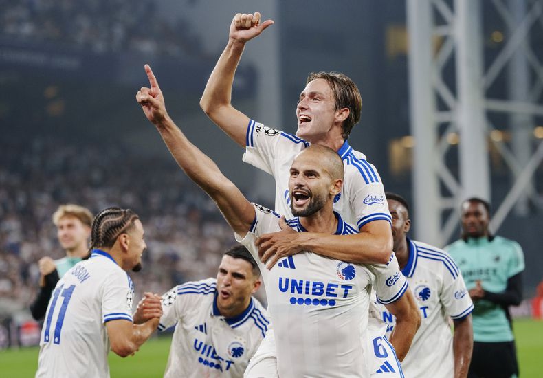 Pantelis Hatzidiakos (delante) y William Clem, del Copenhague, festejan la victoria sobre el Basilea en la clasificación a la Liga de Campeones, el miércoles 27 de agosto de 2025 (Liselotte Sabroe/Ritzau Scanpix via AP)