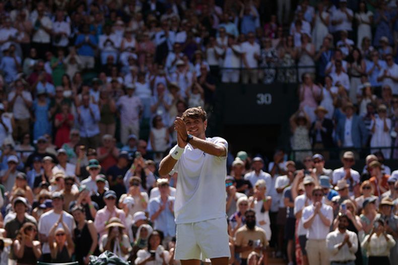 El italiano Flavio Cobolli celebra tras vencer al australiano Alex de Minaur en la cuarta ronda de Wimbledon el lunes 6 de julio del 2026. (AP Foto/Maja Smiejkowska)