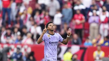 Rodrygo del Real Madrid celebra tras anotar el primer gol de su equip en el encuentro de la liga ante el Sevilla el sábado 27 de mayo del 2023. (AP Foto/Jose Breton)