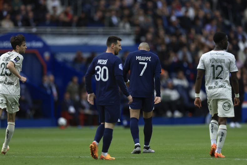 Lionel Messi (izquierda) y Kylian Mbappé del Paris Saint-Germain durante la derrota 3-1 ante Lorient, el domingo 30 de abril de 2023, en París. (AP Foto/Aurelien Morissard)