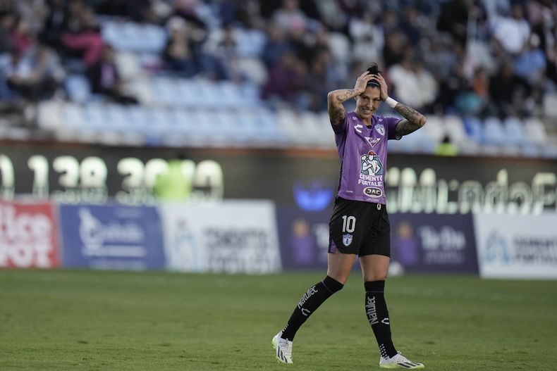 Jenni Hermoso del Pachuca al final del partido contra Pumas en la Liga MX femenina, en Pachuca, México, el domingo 10 de septiembre de 2022 en 2023. (AP Foto/Eduardo Verdugo)