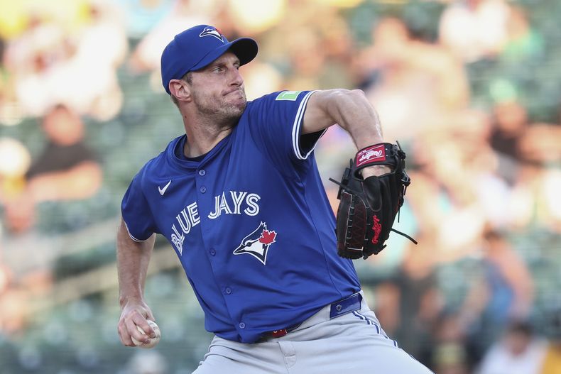Max Scherzer, de los Azulejos de Toronto, hace un lanzamiento ante los Atléticos el viernes 11 de julio de 2025 (AP Foto/Sara Nevis)
