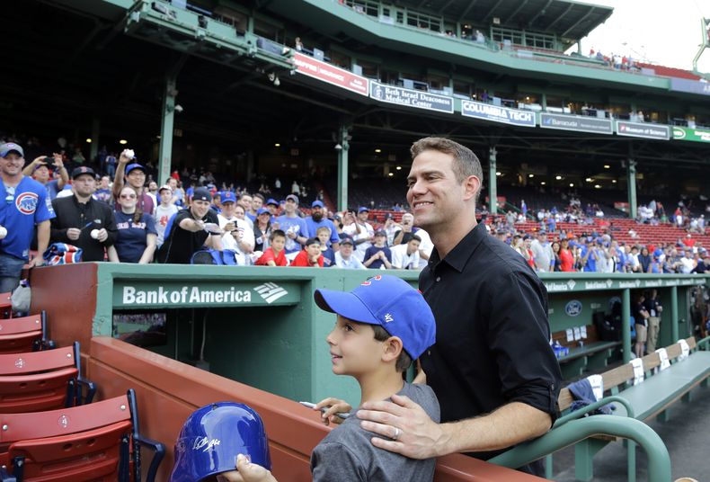 ARCHIVO - foto del 28 de abril del 2017, Theo Epstein, presidente de operaciones de los Cachorros con un aficionado en el duelo ante Medias Rojas de Boston en Fenway Park. El viernes 2 de febrero del 2024, Epstein regresa con Medias Rojas como socio minoritario y asesor de Fenway Sports Group (AP Foto/Elise Amendola, Archivo)