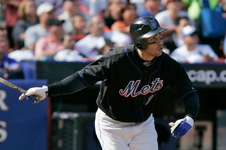 Carlos Beltrán de los Mets de Nueva York conecta un jonrón ante los Filis de Filadelfia, el 16 de septiembre de 2007, en Nueva York. (AP Foto/Kathy Willens)