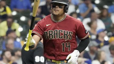 El venezolano Gabriel Moreno, de los Diamondbacks de Arizona, suelta el bate luego de conectar un jonrón en el primer juego de la serie de comodines ante los Cerveceros de Milwaukee, el martes 3 de octubre de 2023 (AP Foto/Morry Gash)