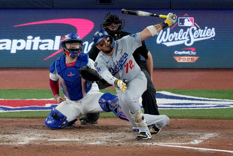 El venezolano Miguel Rojas, de los Dodgers de Los Ángeles, pega un jonrón en el séptimo juego de la Serie Mundial ante los Azulejos de Toronto el sábado 1 de noviembre de 2025 (AP Foto/Ashley Landis)