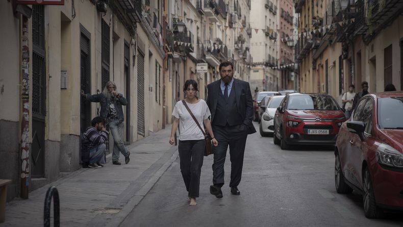 En esta imagen proporcionada por Prime Video, Vicky Luengo, izquierda, y Hovik Keuchkerian en una escena de Reina Roja. (Prime Video vía AP)