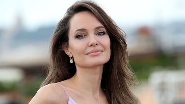 angelina jolie fue vista en una cita con joven actor