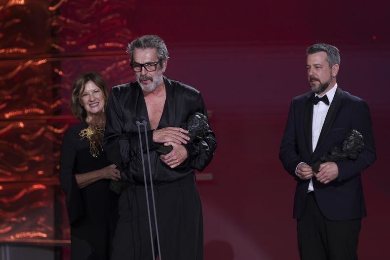 Karmele Soler, de izquierda a derecha, Sergio Pérez Berbel y Nacho Díaz reciben el premio a mejor maquillaje y peluquería por Marco durante la 39ª ceremonia de los Premios Goya en Granada, España, el sábado 8 de febrero de 2025, en Granada. (Foto AP/Fermin Rodriguez)