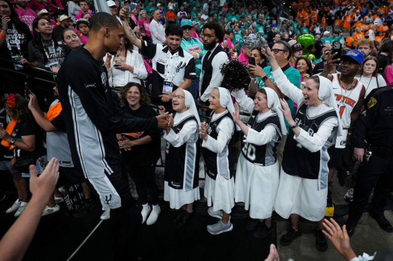 Las Hermanas Salesianas saludan a los jugadores antes del primer partido de las Finales de la NBA entre los Knicks de Nueva York y los Spurs de San Antonio, el miércoles 3 de junio de 2026, en San Antonio. (Foto AP/Eric Gay)