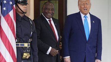 El presidente estadounidense Donald Trump recibe al presidente sudafricano Cyril Ramaphosa en la Casa Blanca en Washington el 21 de mayo del 2025. (AP foto/Julia Demaree Nikhinson)
