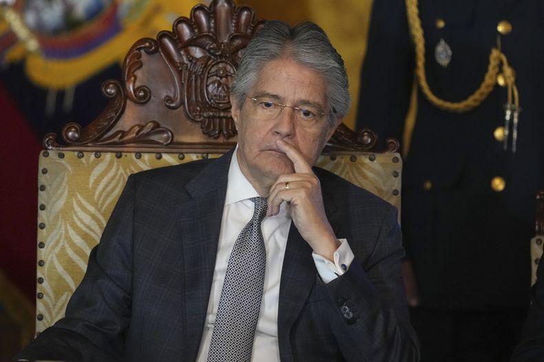El presidente ecuatoriano Guillermo Lasso asiste a una ceremonia para anunciar reformas tributarias en el palacio de gobierno en Quito, Ecuador, el jueves 11 de mayo de 2023. (AP Foto/Dolores Ochoa)