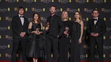El fotógrafo de The Associated Press Evgeniy Maloletka, de izquierda a derecha, la editora y productora de Frontline de PBS Raney Aronson, el director, productor y periodista de AP Mstyslav Chernov, la editora y productora Michelle Mizner, la productora de campo y videoperiodista de AP Vasilisa Stepanenko, y el productor y vicepresidente de AP y director de producción Derl McCrudden, ganadores del premio a mejor documental por 20 Days in Mariupol, posan en la 77a entrega de los Premios de la Academia Británica de Cine (BAFTA) en Londres el domingo 18 de febrero de 2024. (Foto Vianney Le Caer/Invision/AP)