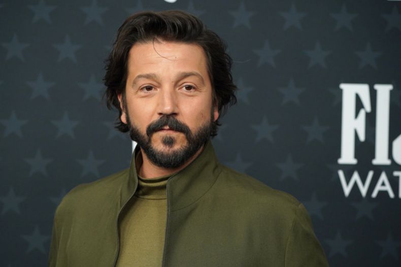 ARCHIVO - Diego Luna llega a la 31ª edición de los Critics Choice Awards el domingo 4 de enero de 2026, en The Barker Hanger en Santa Mónica, California. (Foto Jordan Strauss/Invision/AP, archivo)