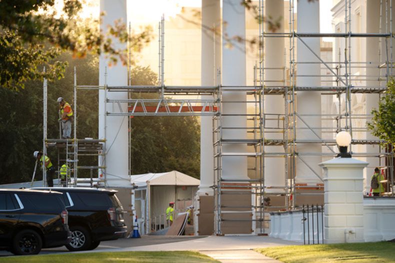 Varios trabajadores retiran andamios de las columnas del Pórtico Norte de la Casa Blanca, el martes 8 de septiembre de 2026, en Washington. (AP Foto/Mark Schiefelbein)