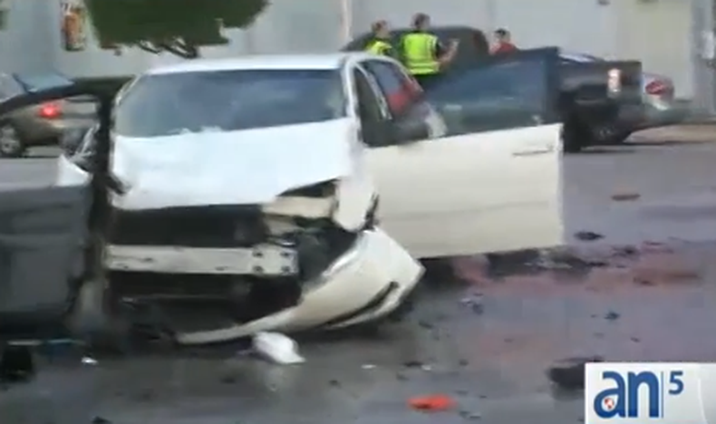 Un hombre robó un auto y su persecución provocó un aparatoso accidente de tránsito en Hialeah que dejó heridos, entre ellos el propio sospechoso, que ya fue identificado.