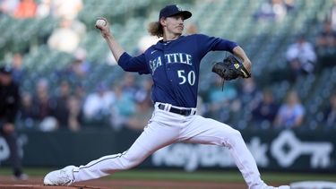 El abridor Bryce Miller, de los Marineros de Seattle, lanza ante los Atléticos de Oakland, el miércoles 24 de mayo de 2023 (AP Foto/John Froschauer)