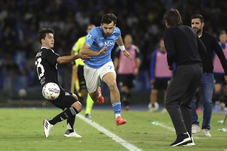 Khvicha Kvaratskhelia, de Napoli, supera a Nicholas Gioacchini de Como durante el partido de fútbol de la Serie A entre Napoli y Como en el Estadio Diego Armando Maradona en Nápoles, Italia, el viernes 4 de octubre de 2024. (Alessandro Garofalo/LaPresse vía AP)