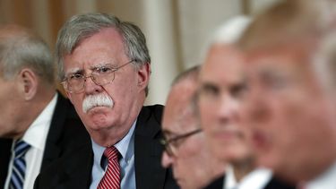 ARCHIVO - El asesor de seguridad nacional John Bolton, a la izquierda, escucha al presidente Donald Trump, a la derecha, hablar durante un almuerzo de trabajo con el primer ministro japonés, Shinzo Abe, en el club privado Mar-a-Lago de Trump, el 18 de abril de 2018 en Palm Beach, Florida (AP Foto/Pablo Martínez Monsiváis)