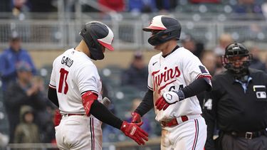 El puertorriqueño José Miranda (derecha) es felicitado por Joey Gallo, luego de conectar un jonrón ante los Reales de Kansas City, el viernes 28 de abril de 2023 (AP Foto/Stacy Bengs)