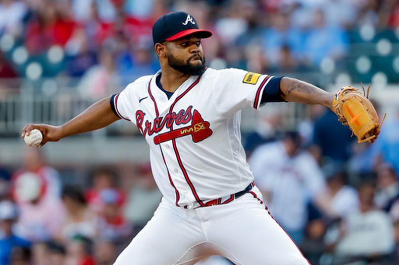 El lanzador de los Bravos de Atlanta, Reynaldo López, realiza un lanzamiento hacia un bateador de los Padres de San Diego durante la primera entrada de un partido de béisbol, el martes 21 de julio de 2026, en Atlanta. (Foto AP/Erik S. Lesser)